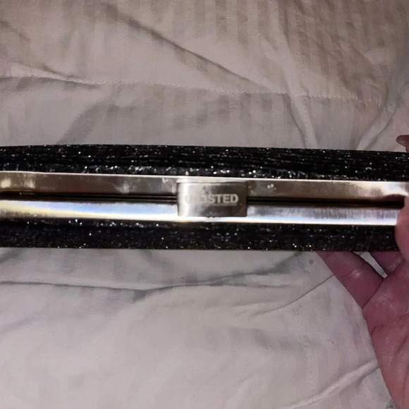 UNLISTED BLACK AND GOLD GLITTER OVAL CLUTCH WITH DETACHABLE CHAIN 8.5” x 3.5” - Picture 8 of 8